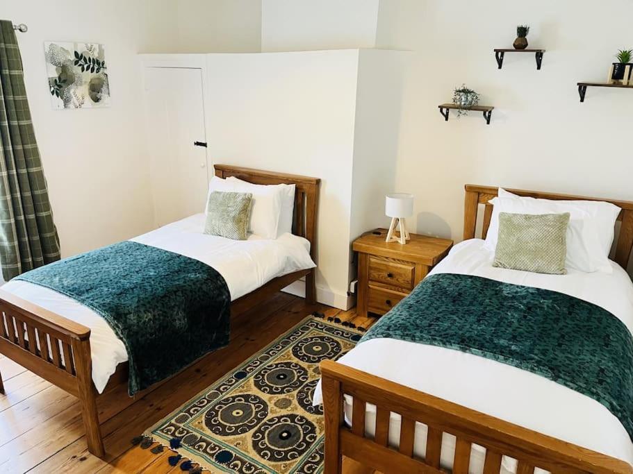 Lovely With Mountain Views Gilwern