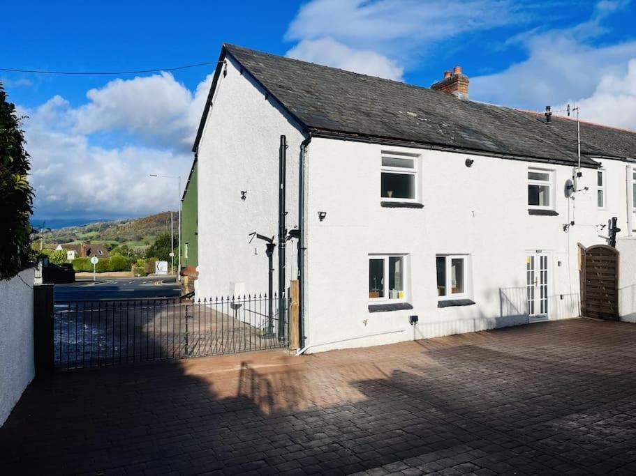 Lovely With Mountain Views * Gilwern